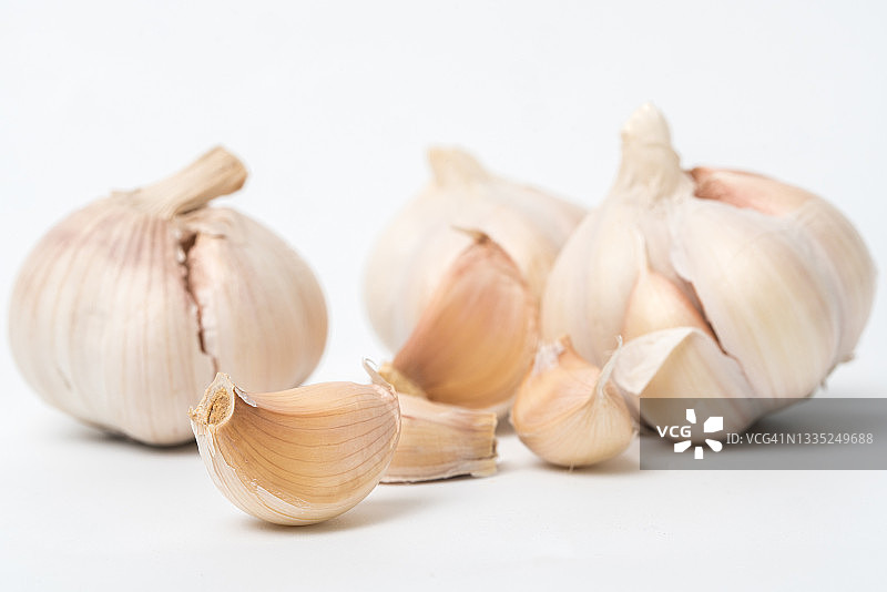 大蒜分离在白色背景图片素材