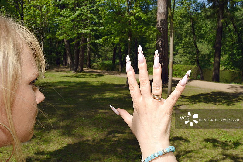 公园里留着白色长发的年轻女子肖像图片素材