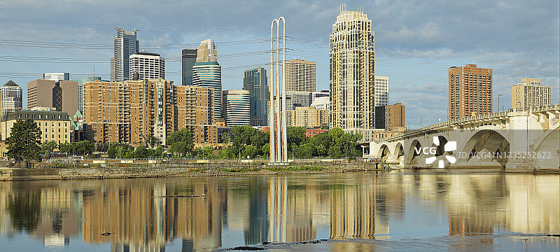 明尼阿波利斯天际线与中央大街桥图片素材