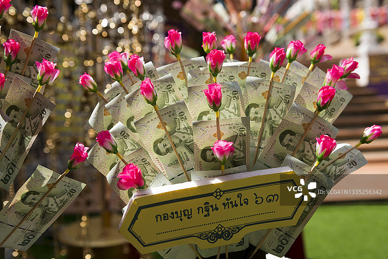 用泰国纸币做成的捐赠摇钱树图片素材