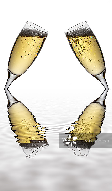 吐司与两杯香槟的水面反射图片素材