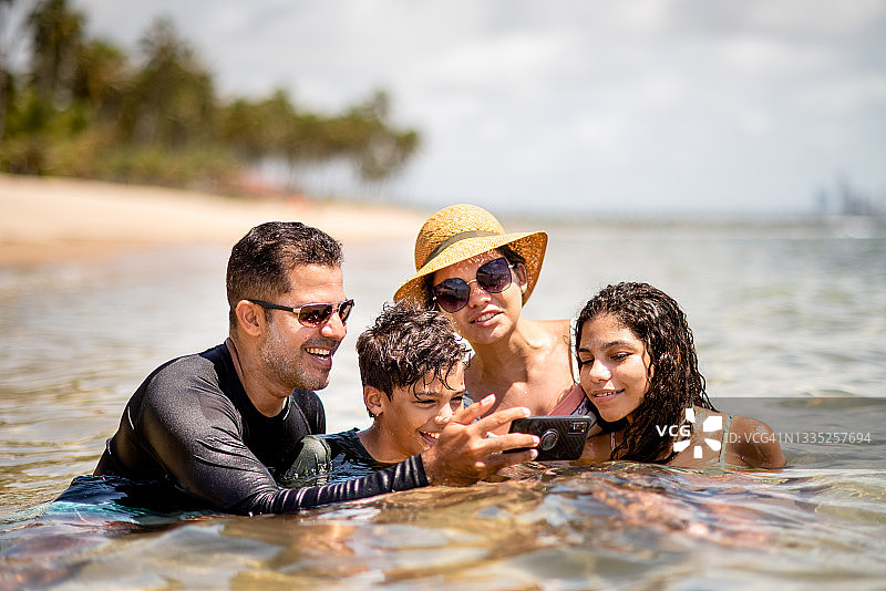 一家人在海边度假时自拍合影图片素材