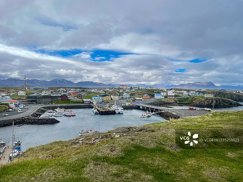 美丽天空下的海港城镇和渔船图片素材