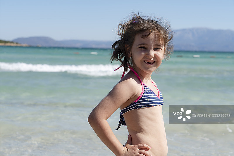 海滩上的小女孩肖像图片素材