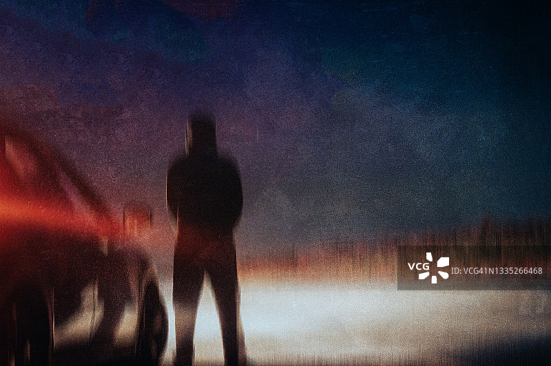 雨夜乡村公路车灯下诡异连帽身影，模糊纹理图片素材