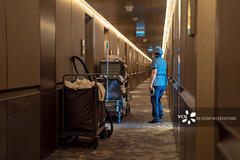 走廊里的酒店客房服务车图片素材