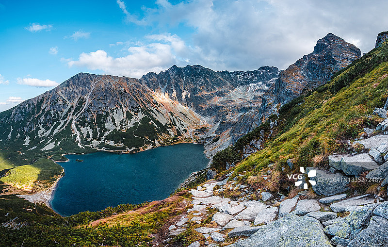 塔特拉山脉的Czarny Staw Gąsienicowy全景图片素材
