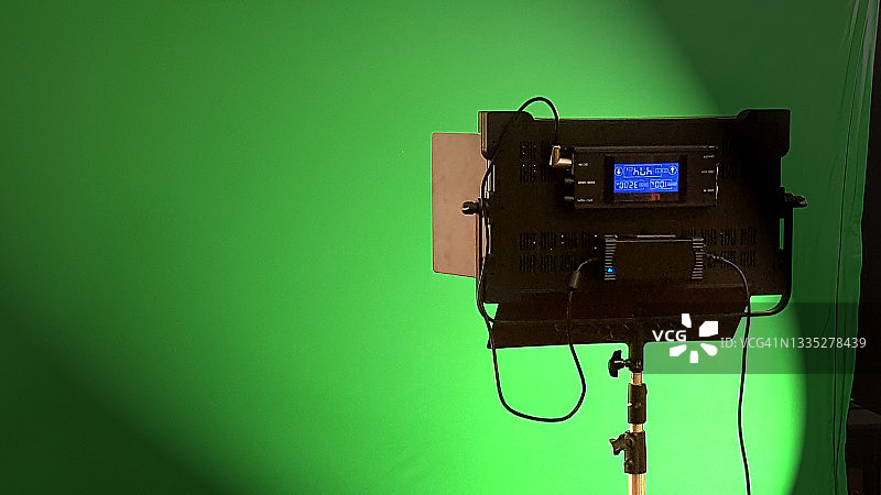 绿屏上的舞台灯光投影仪，电影场景概念图片素材