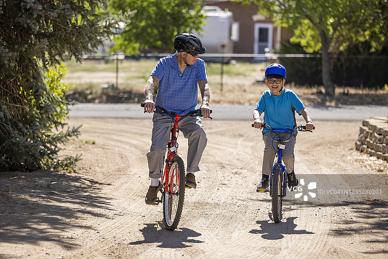 祖孙一起骑自行车图片素材