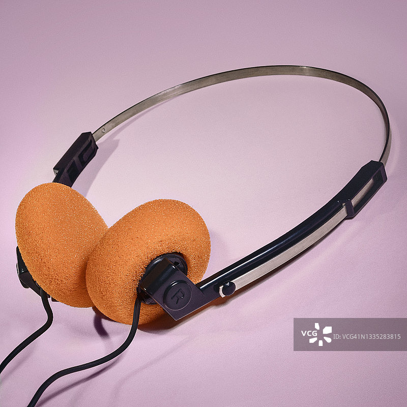 粉色背景上的橙色80年代耳机图片素材