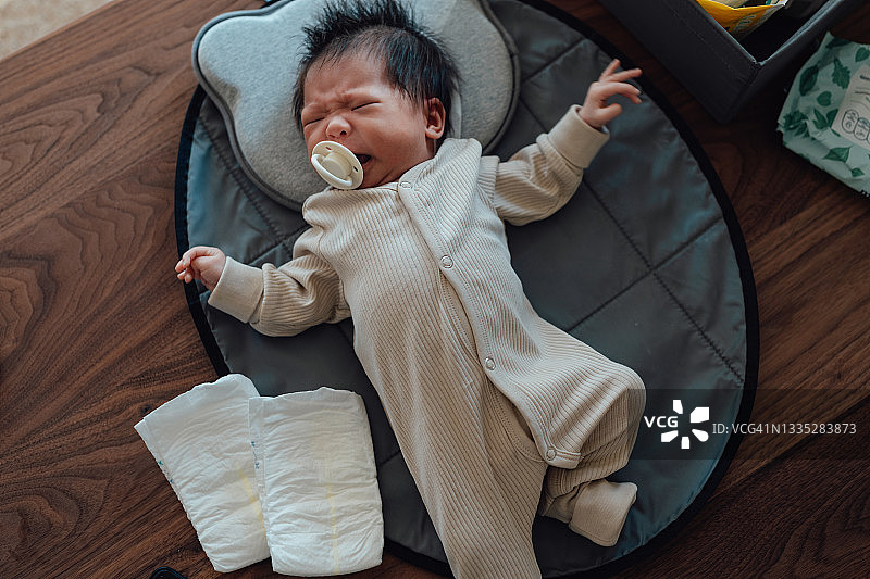 女婴更换尿布图片素材