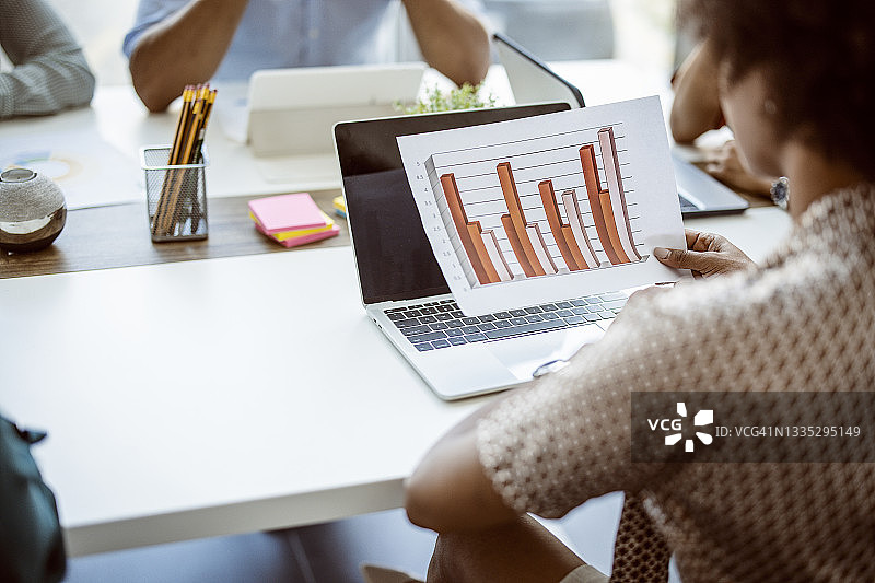 女商人分析投资图表图片素材