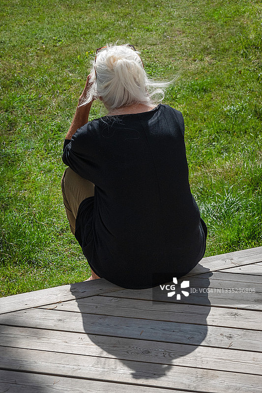 女人坐在门廊上图片素材