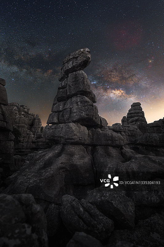 星空下风化的喀斯特石夜景图片素材