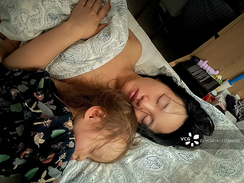 妈妈和宝宝在家小睡图片素材