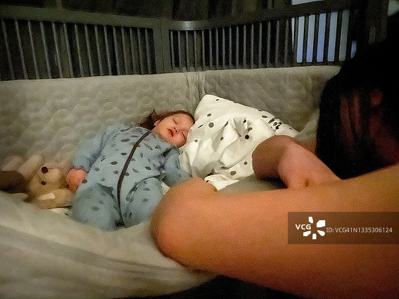 孩子在挪威奥斯陆舒适地小憩图片素材