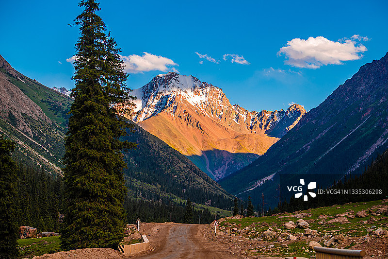 吉尔吉斯斯坦伊塞克湖巴尔斯孔峡谷的壮丽山景图片素材