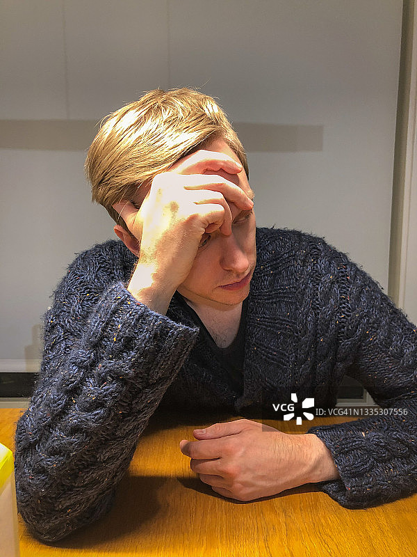 在挪威奥斯陆沉思的男人图片素材