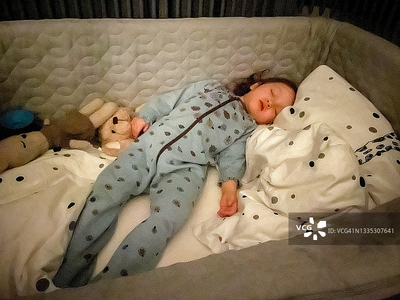 挪威奥斯陆：疲惫的宝宝的睡前时光图片素材