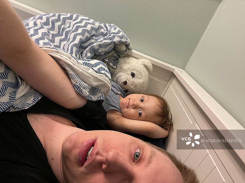 爸爸和女婴的亲子时光自拍图片素材