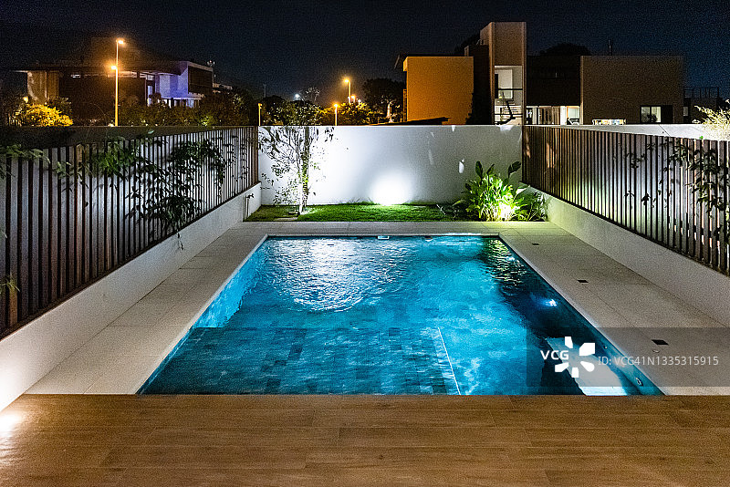 后院泳池夜景图片素材