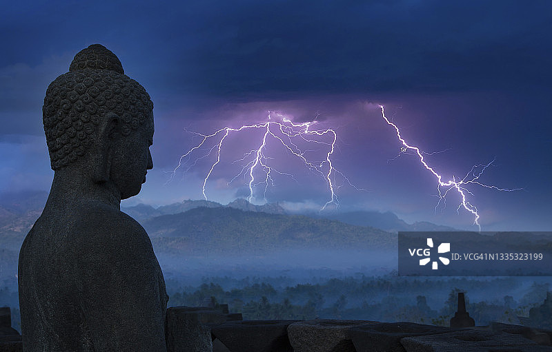 佛教寺庙上空的雷暴图片素材