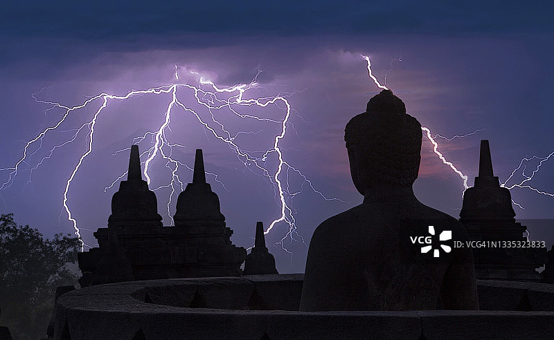 寺庙上空的雷暴图片素材