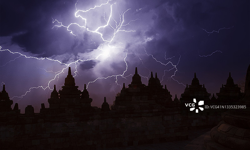 佛教寺庙上空的雷暴图片素材