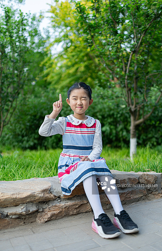 聪明的女孩图片素材