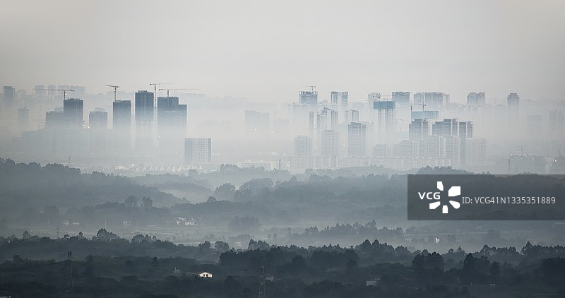 俯瞰中国成都的晨雾图片素材