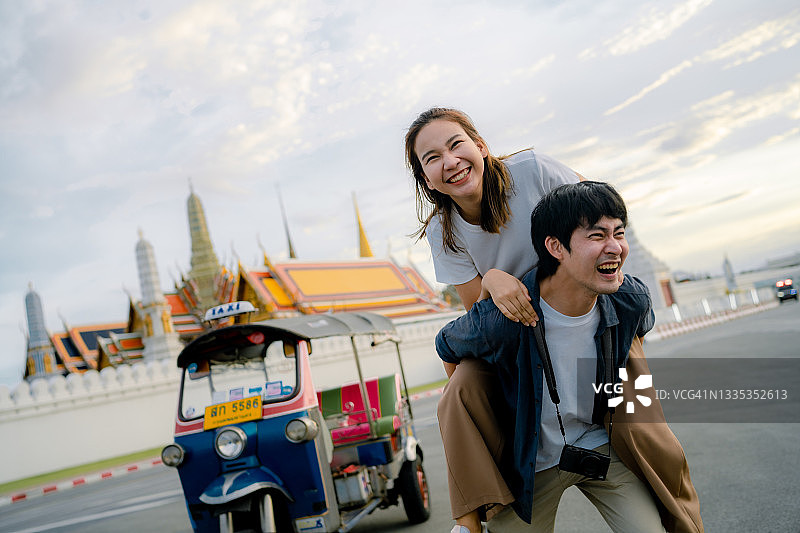 幽默的夫妇在嘟嘟车里享受难忘的时刻图片素材