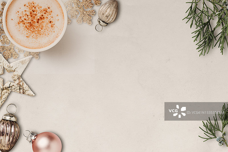 白色背景上的圣诞装饰咖啡杯图片素材