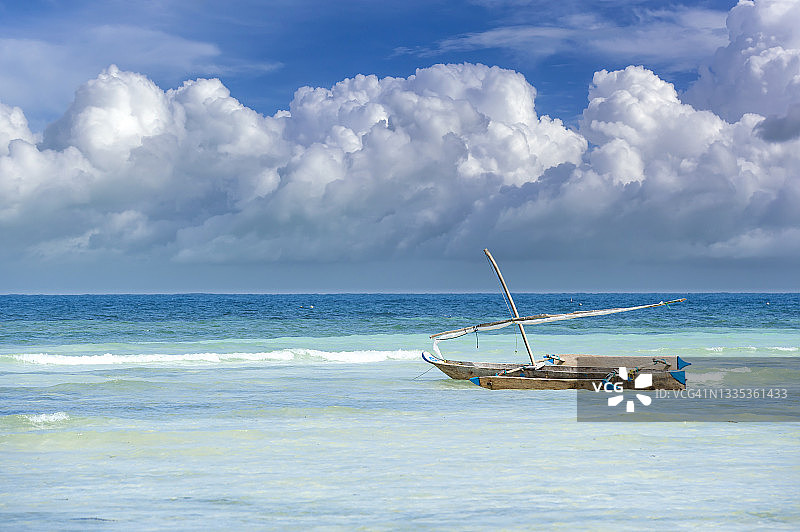 东非桑给巴尔海岸边的典型三角帆船图片素材