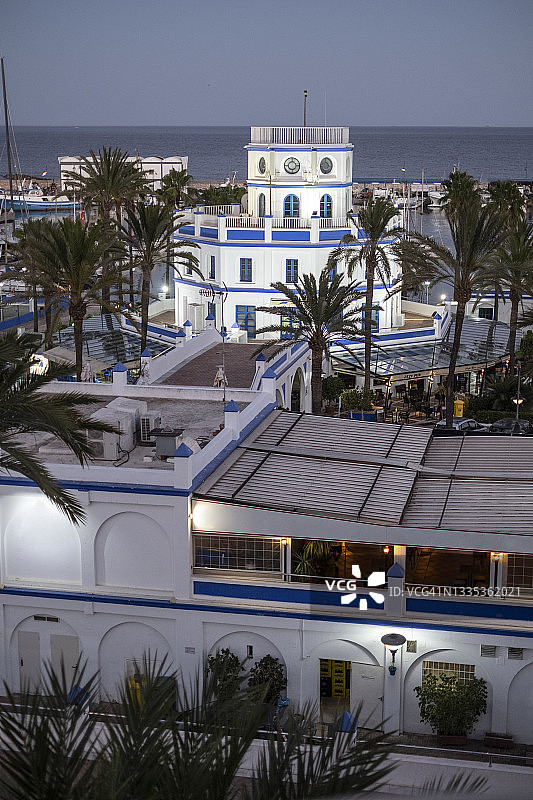 西班牙马拉加埃斯特波纳港蓝色时刻夜景图片素材