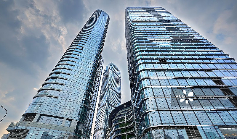 仰望云层下的摩天大楼图片素材