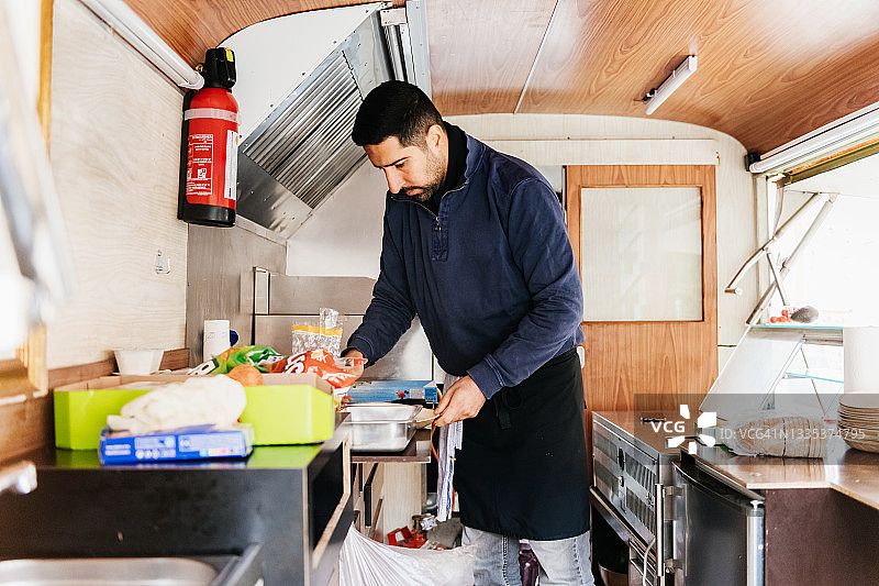 厨师在餐车里准备食物图片素材