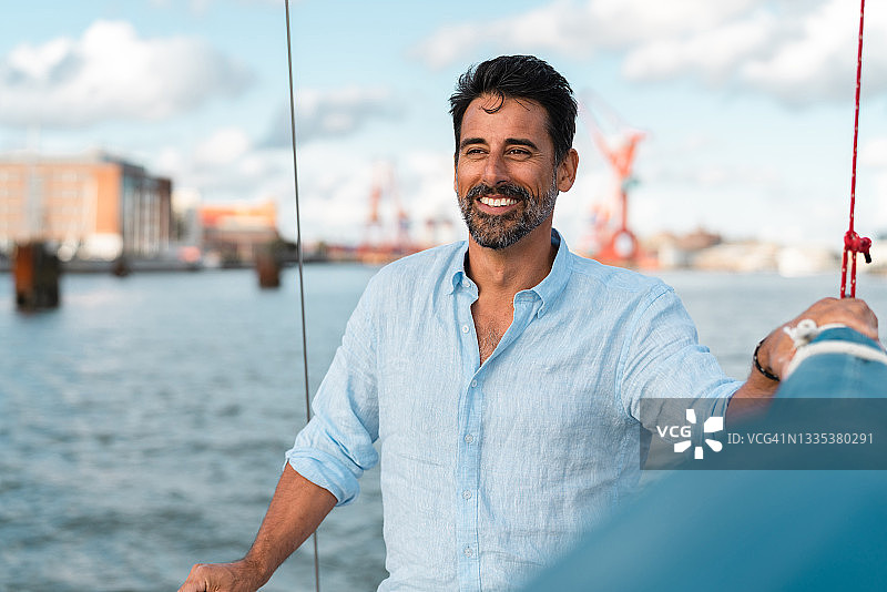 男人在假期航行图片素材