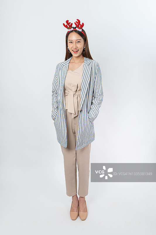 有圣诞节气氛的亚洲年轻女职员图片素材