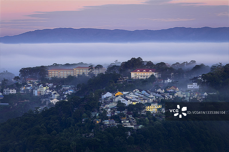 雾中山城图片素材