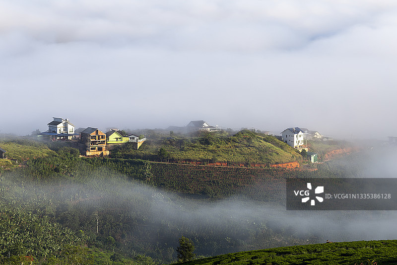 山坡上的房屋图片素材