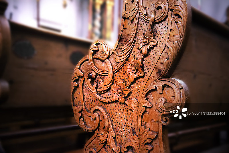 雕花长椅上的花卉图案细节图片素材