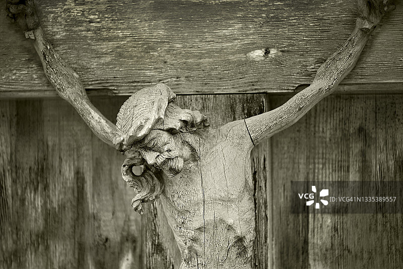 十字架上的耶稣木雕图片素材