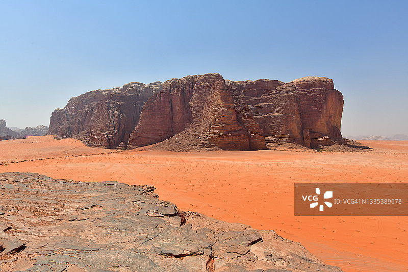 从沙丘上俯瞰瓦迪拉姆沙漠的壮丽景色图片素材
