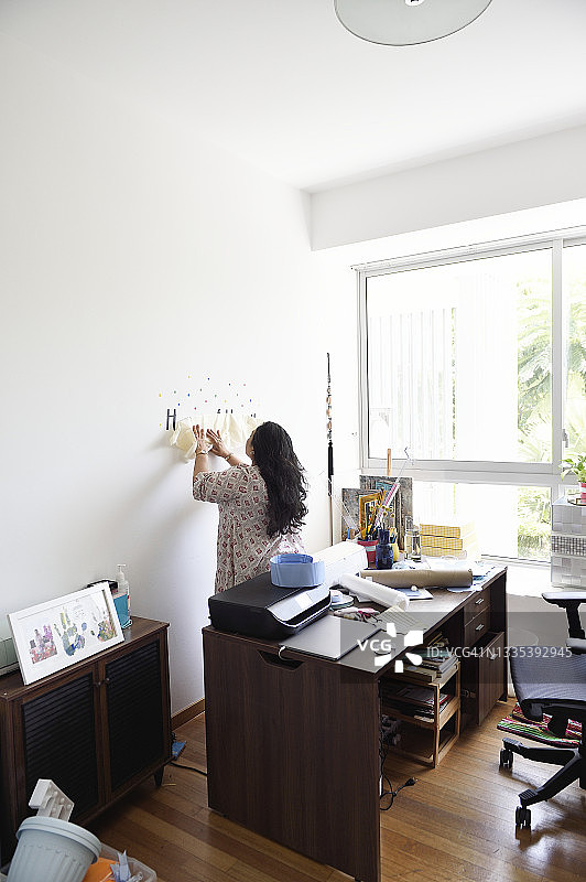 商务女人挂公司标志图片素材