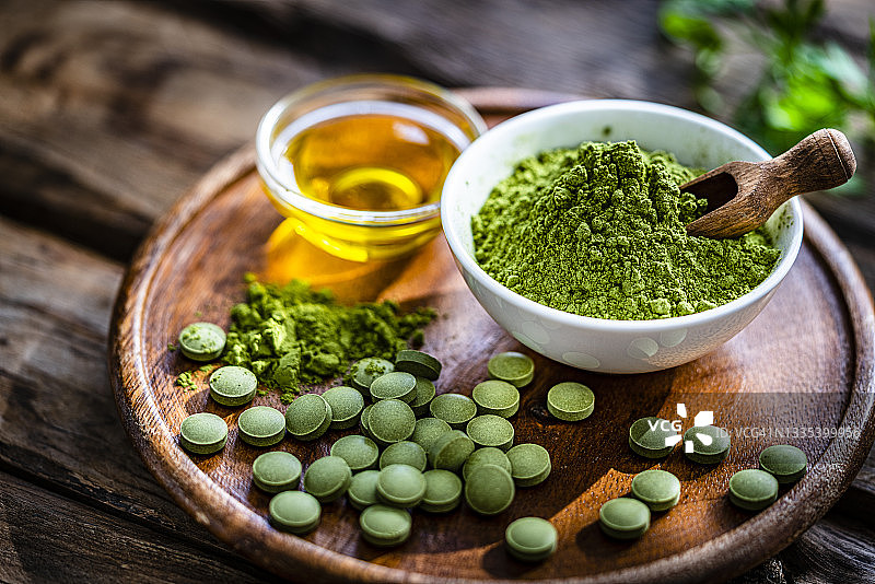 药草：辣木粉末和药丸图片素材