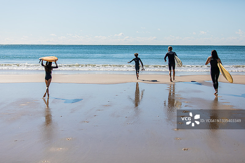 澳大利亚家庭冲浪图片素材