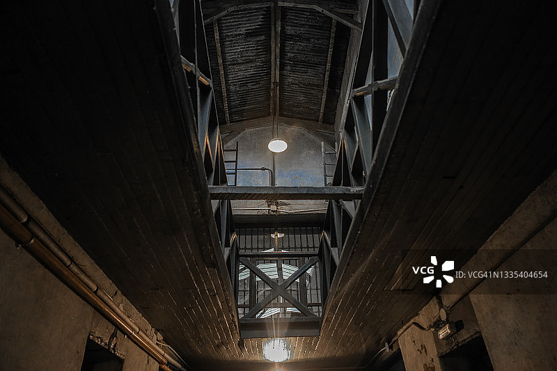 废弃监狱的木制天花板图片素材
