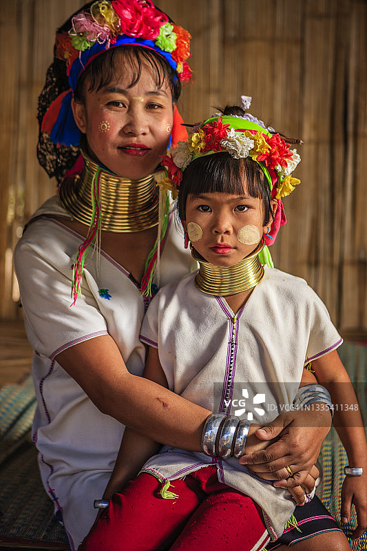 长颈喀伦族妇女肖像图片素材