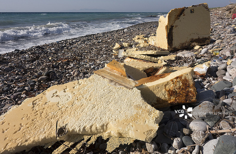 海滩污染：希腊海滩上的聚氨酯泡沫冰箱隔热材料图片素材