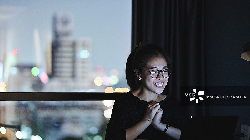 快乐的亚洲女商人放松身心，享受通过互联网进行视频通话会议的工作，与办公室的人进行通信技术交流图片素材